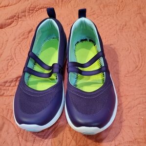 Vionic slip on shoes that are missing the insole.